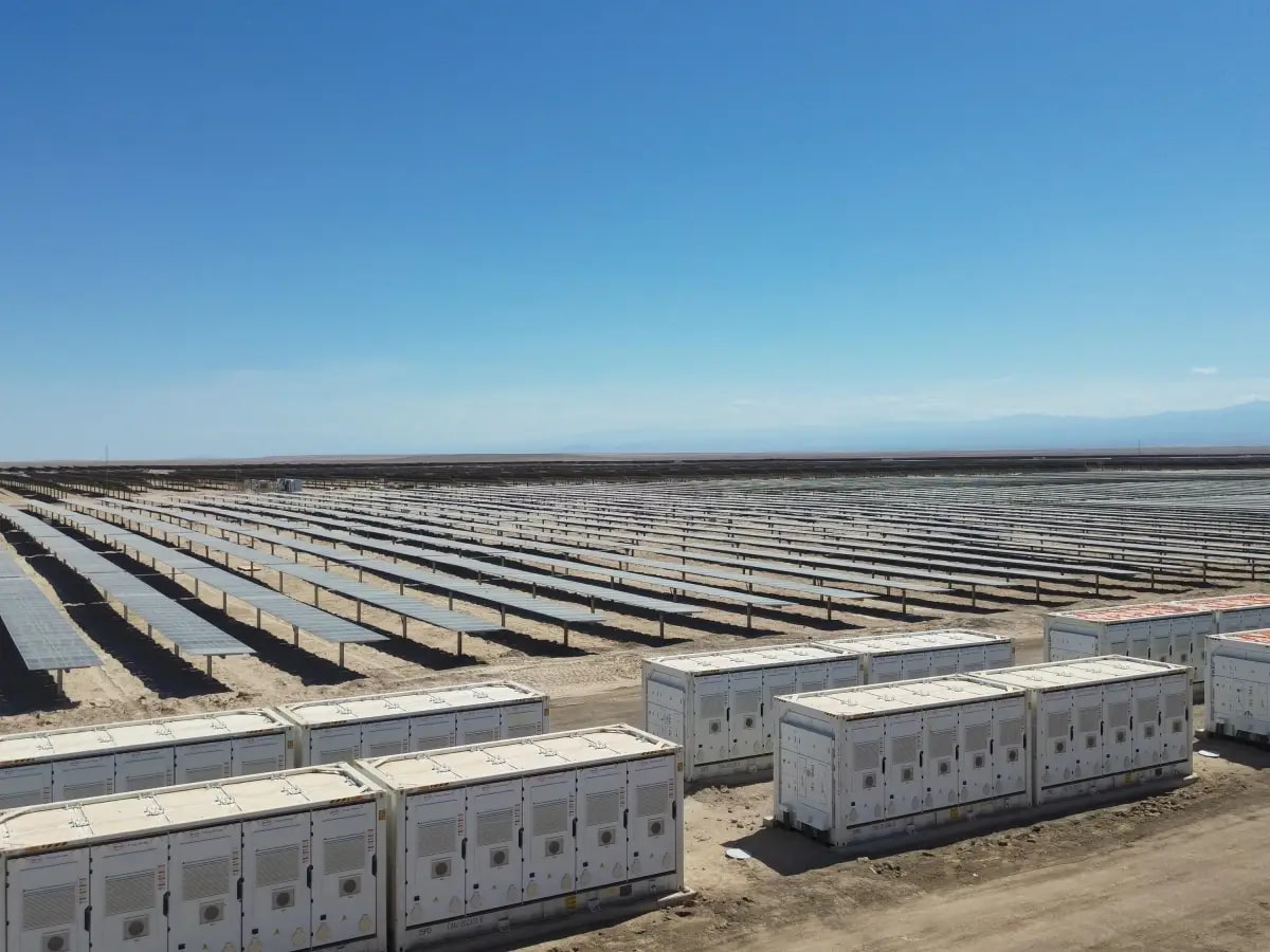 Sistemi di accumulo di energia fotovoltaica con accoppiamento in corrente alternata o in corrente continua: come scegliere per un impianto solare?